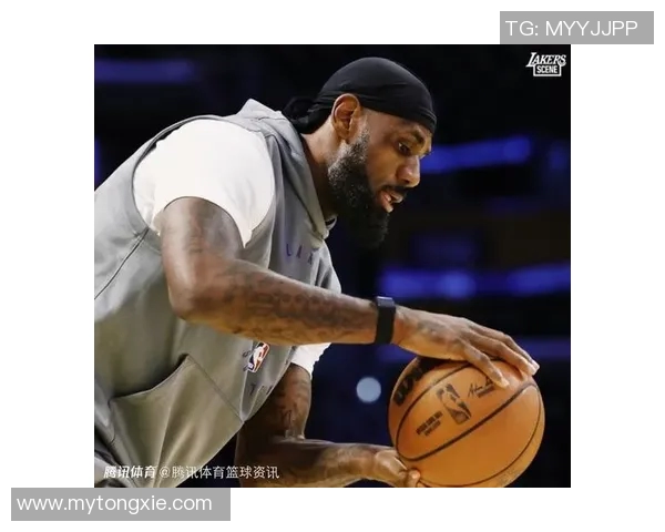 镜头捕捉：篮球八卦赛场小动作引发热议